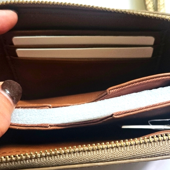 Brand New Fossil Gold Crossgrain Leather Wristlet Zip Around Wallet 6" X 3.5" - Picture 4 of 7